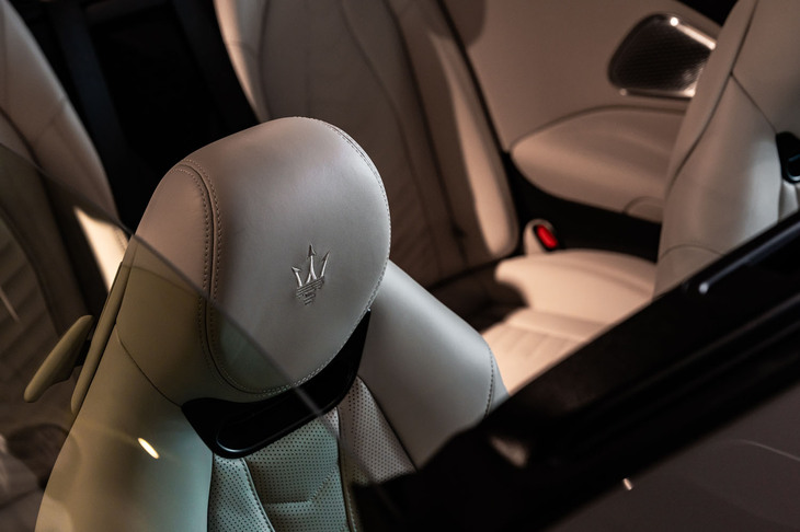 マセラティ・グランカブリオ トロフェオ（フロントシート）