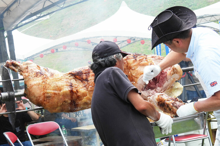 白馬名物！ ブタの丸焼きの切り分け配布コーナーだった。それにしてもスゴい迫力。写真を撮ったらさっそく記者も並んだのが、残念ながら品切れとなってしまった。