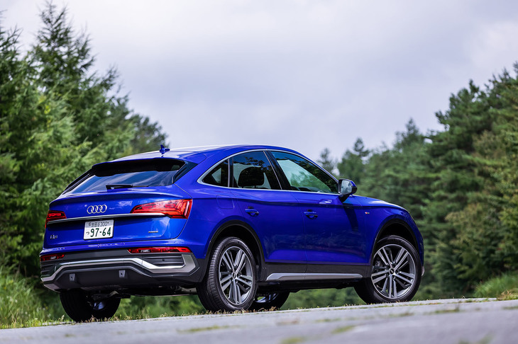 「Q5スポーツバック」の導入記念モデル「ファーストエディション」には、「ウルトラブルーメタリック」（130台）と「グレイシアホワイトメタリック」（100台）の2種類の外装色が設定されており、今回の試乗車は前者となる。