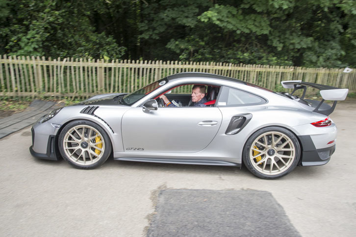 「ポルシェ911 GT2 RS」とラリードライバーのヴァルター・ロール。