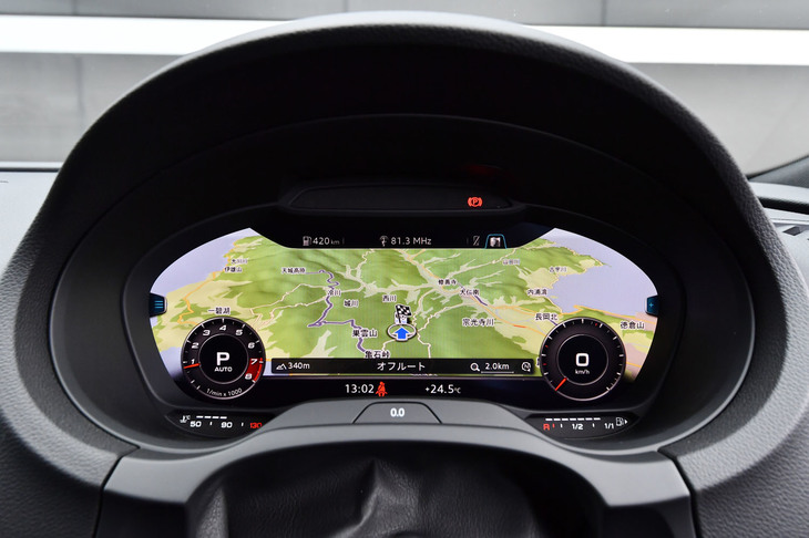 液晶表示のメーターパネルには、カーナビのマップを広く表示することもできる。