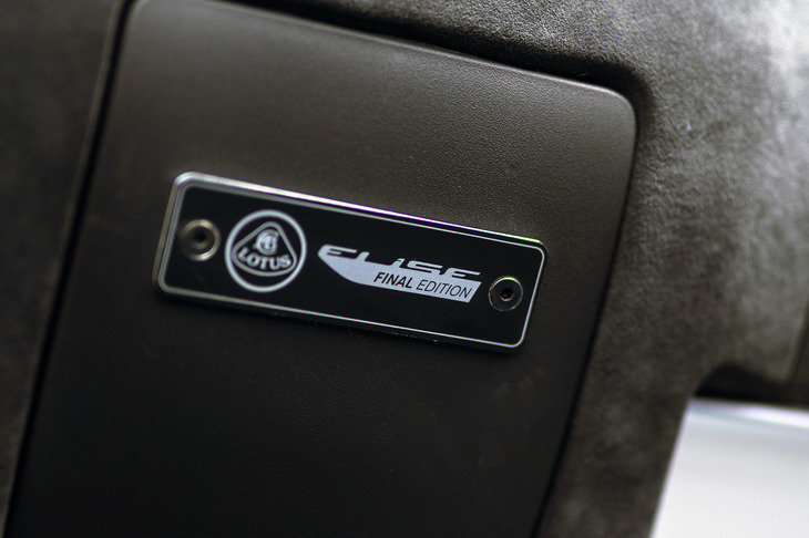 ダッシュボードに貼られた「ファイナルエディション」のプレート。