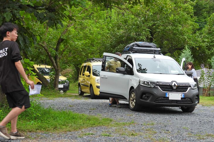 午前11時の受け付け＆サイト抽選を前に、続々とキャンプ場に到着する「ルノー・カングー」。こうしたロケーションが、本当に似合うクルマだ。