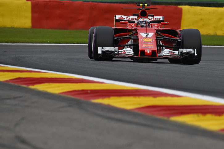 ベルギーGPレースウイークになって、フェラーリとライコネン（写真）の2018年までの契約延長が発表された。今季何としてもメルセデスからタイトルを奪いたいフェラーリは、安定感ある（またエースのベッテルも気に入っている）2人のパートナーシップを継続したいということだろう。スパで現役最多4勝をマークしているライコネンはフリー走行2回でトップを奪うも、予選ではバイブレーションに悩まされ4位。レースではスタートから4位を守っていたが、イエローフラッグ無視で10秒のストップ・ゴーペナルティーを受け8位に後退。そこから再び4位まで挽回することができた。（Photo=Ferrari）