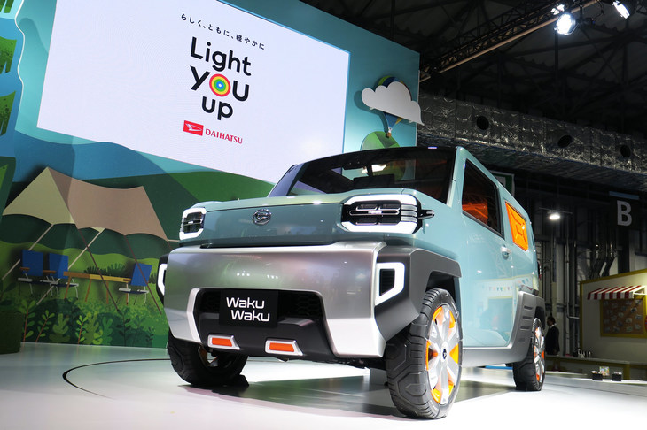 2019年の東京モーターショーにダイハツが出展したコンセプトカー「WakuWaku（ワクワク）」。未来のモビリティーについて、コミュニティーなどでの小さなクルマの公共利用を構想しているダイハツだが、同時に自動車の個人利用は残っていくとも考えているようだ。