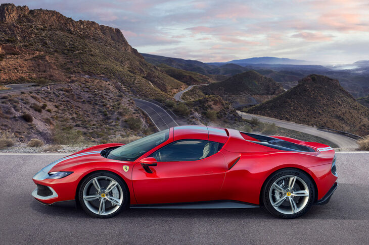 フェラーリ296GTS アセットフィオラノパッケージ装着車（サイドビュー）