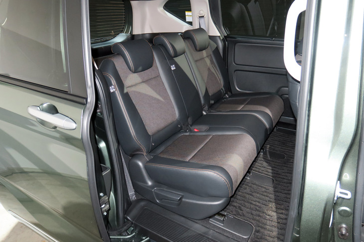 ホンダ・フリード＋ ハイブリッド クロスター ホンダアクセス用品装着車（4WD）(リアシート）