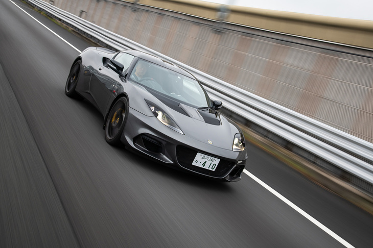 MT仕様で4.2秒、AT仕様で4.1秒という加速性能は、同じエンジンを積む「スポーツ410」と共通。最高速については、MT仕様は305km/hで共通だが、AT仕様については増大したダウンフォースの影響か、280km/hから275km/hにダウンしている。