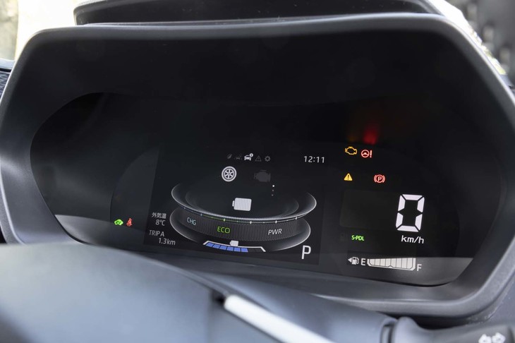 フル液晶式のメーターパネルは全車に標準装備。ハイブリッド車（写真）の場合はエネルギーフローが確認できる。