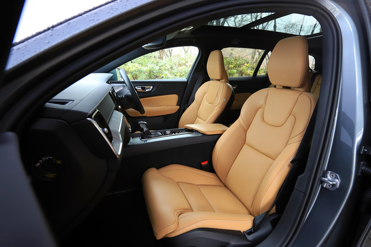 「T5 AWDプロ」に標準装備されるパーフォレーテッド・ファインナッパレザーのシート。ベースグレードの「T5 AWD」では、合成皮革と織物のコンビシートが標準で、オプションで本革シートも用意される。