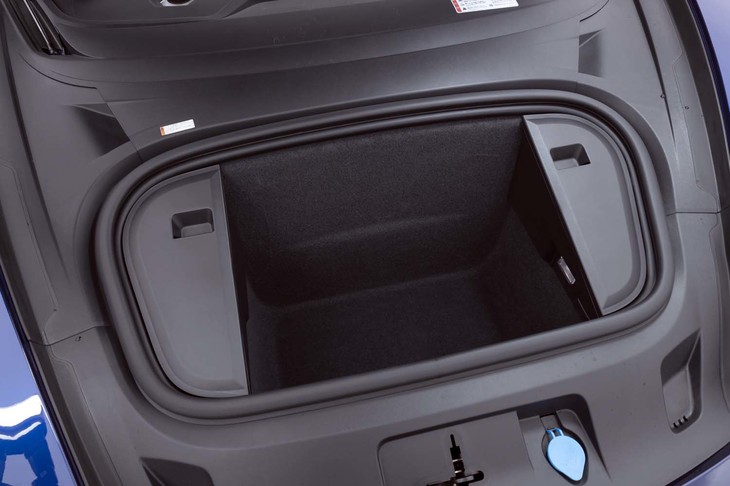 フロントのボンネット下には、容量84リッターの積載スペースが確保されている。