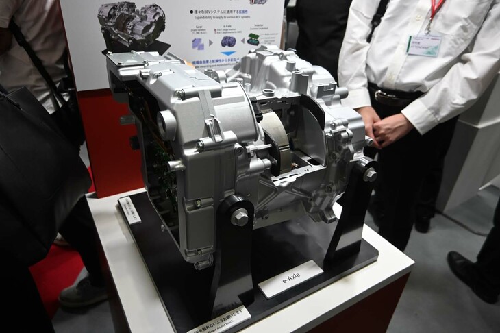 量産間近という、アステモのC／DセグメントBEV向けの小型e-Axle。従来品より10～20％もコンパクトで、車両搭載の自由度が高い。高効率な点も特徴で、小型ながら最高出力は180kWを実現する。