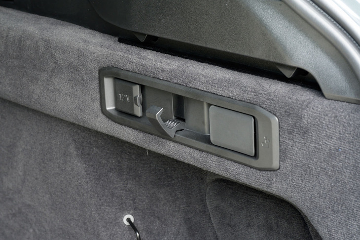 荷室の端にはリアシートのリリースレバーと並んでコンビニフックが備わっている。使わないときは格納できる。