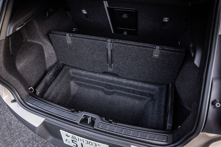 後席使用時の荷室容量は410リッター。荷室には60：40分割可倒式の後席バックレストやスキートンネル、2つ折りにできるマルチファンクションフォールディング／リムーバブルラゲッジフロアなどが備わる。