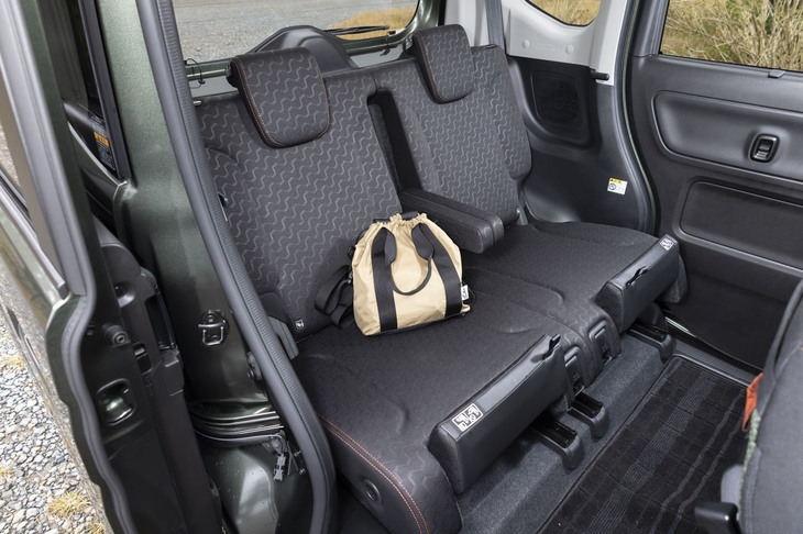 「マルチユースフラップ」を上にはね上げると荷物のストッパーとして機能。横方向の移動はセンターアームレストが抑えてくれる。