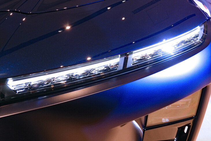 BMW i7 M70 xDrive（BMW Individualクリスタルヘッドライト）