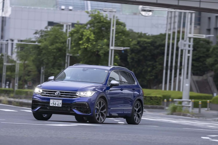 “フォルクスワーゲン初の高性能SUV”という触れ込みで導入された「ティグアンR」。試乗時の車両本体価格は684万9000円だったが、2021年10月1日付で695万1000円に改定されている。