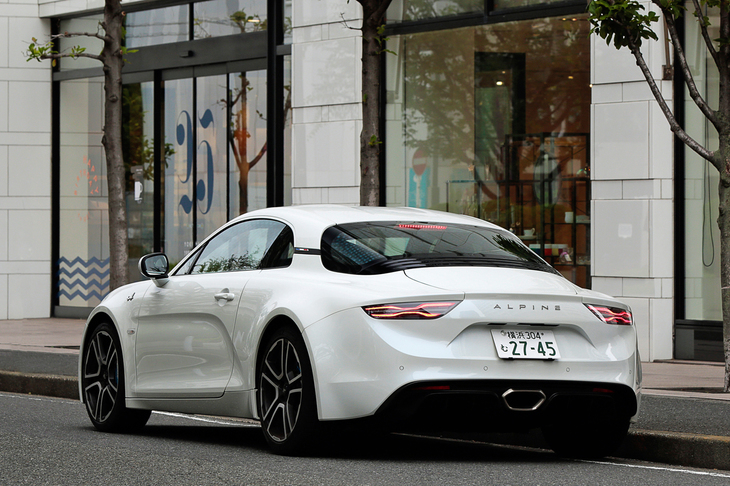 「A110」の発売を記念する限定車「プルミエールエディション」。日本市場に割り当てられる50台のボディーカラーは「ブルーアルピーヌメタリック」（青）のみとなるが、今回はイレギュラーな白い個体に試乗した。