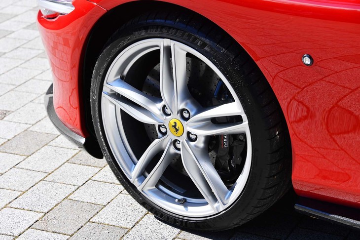 ホイールのサイズは、前後とも20インチ。試乗車には「ミシュラン・パイロットスポーツ4 S」タイヤが組み合わされていた。