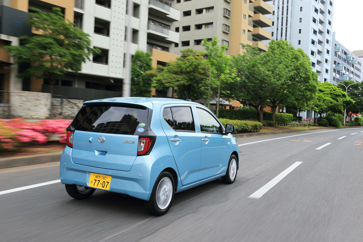 新型「ミラ イース」の燃費性能は、FF車が34.2～35.2km/リッター、4WD車が32.2km/リッターとなっている（いずれもJC08モード）。