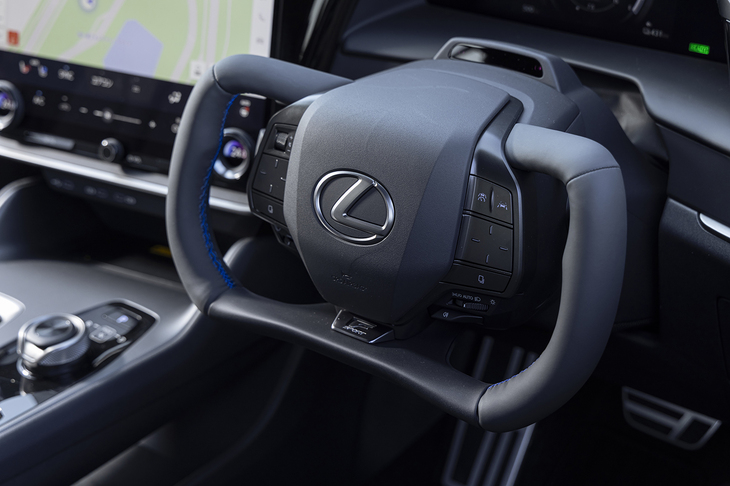 ステアバイワイヤ搭載モデルのステアリングは上部のスポークを省いた特異なスタイル。最大操舵角が200度なので持ち替える必要がない。