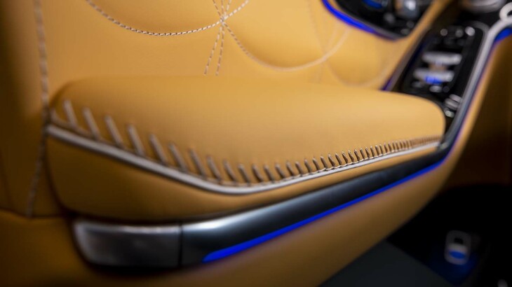 “マニュファクチュアプログラム”を利用した「メルセデス・マイバッハSクラス」のインテリア。野球のグローブのようなステッチをチョイスしている。