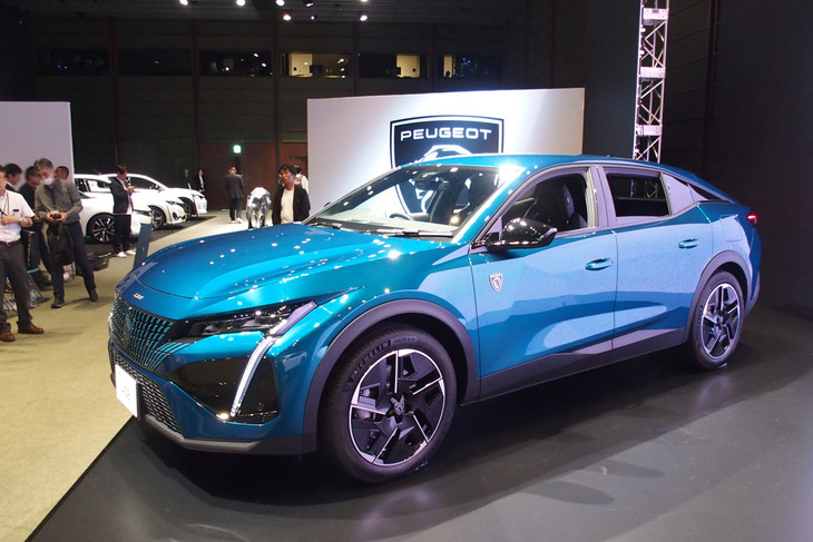 「プジョー408」は、プジョー初となるファストバックとクロスオーバーを融合した新型車。セダン・ステーションワゴン・SUVの特性を併せ持つと紹介される。