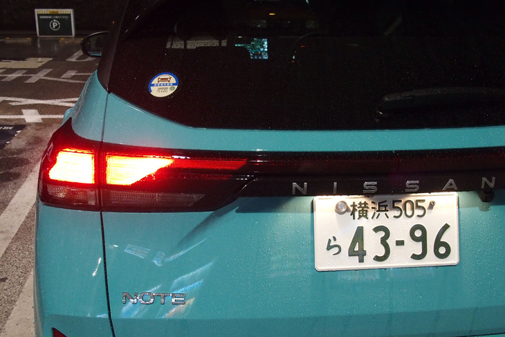 写真の主なボディーパネルがターコイズ（トルコ石）、ピラーとルーフ部分がダークメタルグレーのコンビカラーとなる特別塗装色は7万1500円のオプション。