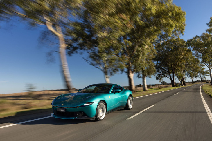 「アマルフィ」の0-100km/h加速は「ローマ」より0.1秒速い3.3秒。最高速は変わらず320km/hと公表される。