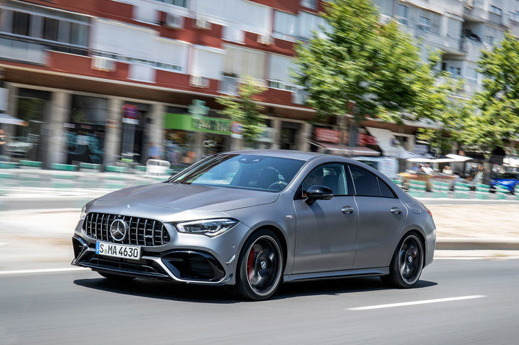 マドリードの市街地を行く「CLA45 S」。400psオーバーの高出力エンジンやフルタイム4WD機構を搭載する「A45 S」とCLA45 Sだが、ともに約12km/リッターの燃費性能を実現している（NEDC複合モード）。