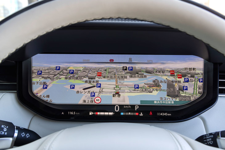 メーターパネルは高精細なフル液晶。機能は多彩で、写真のようにナビゲーション画面をディスプレイ全体に映すこともできる。