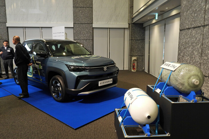 インド関連の技術としては、現地で販売されるSUV「ビクトリス」のCNG仕様が出展された。CNG車は燃料代が安いことから現地で人気が高く、また1万km走行あたりのCO2排出量が純ガソリン車より約155kg少ないなど（スズキ試算）、環境負荷も小さいとされている。