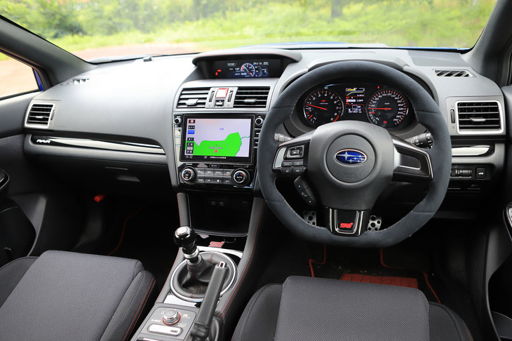 ウルトラスエードの「STIステアリングホイール」が目を引くインテリア。「タイプRA-R」には、軽量化のためジュラコン製シフトノブが装着されている。