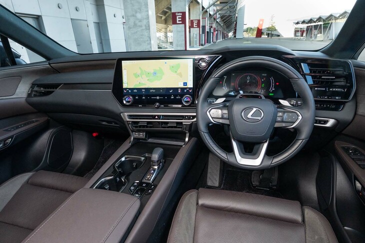 ドアパネルをえぐってインパネを横に伸ばすことで開放感を演出。今回の試乗車のインテリアカラーは「ダークセピア」。