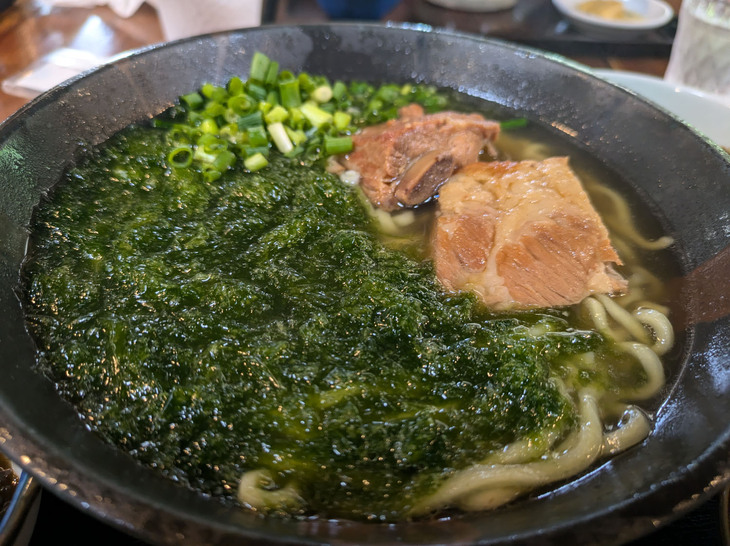 写真は沖縄県にある屋宜家の「本ソーキそば」。セットの炊き込みご飯もおいしかったです！（宇佐美）