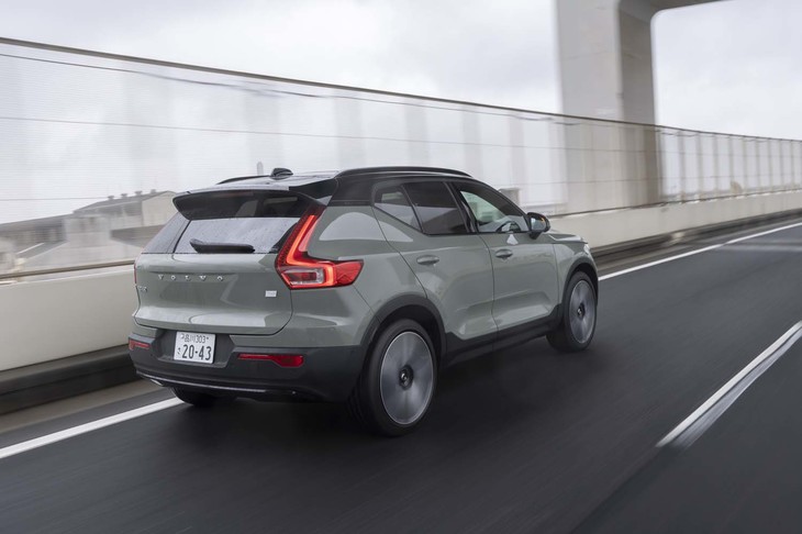 「XC40リチャージ」は2018年に国内導入された「XC40」と同じ正統派の小型SUV。全高以外のボディーサイズは「C40リチャージ」と変わらない。