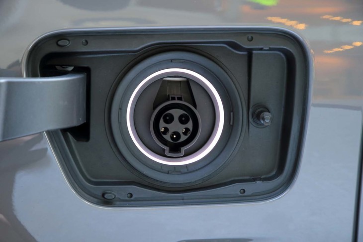 左のフロントフェンダーにはリチウムイオンバッテリーの充電ソケットが備わる。普通充電のみに対応する。