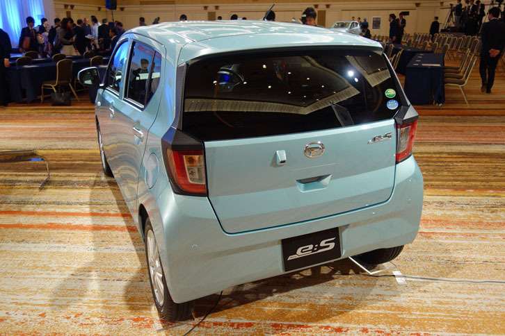 「G“SAIII”」には、サイドエアバッグや前席シートヒーターなどが標準装備となる。