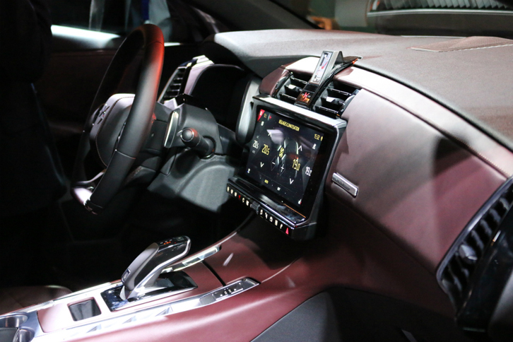 ナッパレザーに包まれた「DS 7クロスバック」のインテリア。センターの時計はB.R.M.製。その真下にはモダンなディスプレイが。