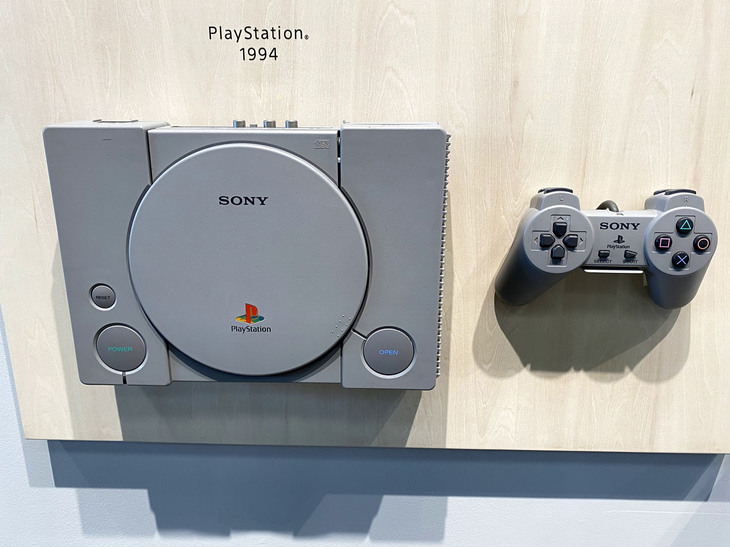 「ソニー・プレイステーション」の1号機（1994年）。東京都品川区のソニー本社で2020年2月撮影。