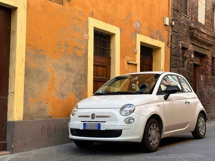 以下4点は、2023年に筆者が住むシエナ旧市街で撮影したもの。写真の個体は2015年以前の初期型ゆえ、8年以上は使われていることになる。