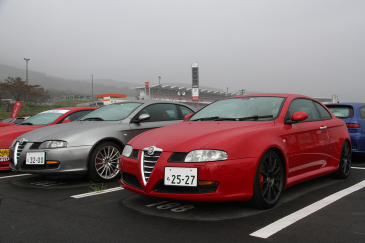 「156」をベースに「147」のコンポーネンツも流用したシャシーに2ドアクーペボディーを載せ、2003年に登場した「GT」。