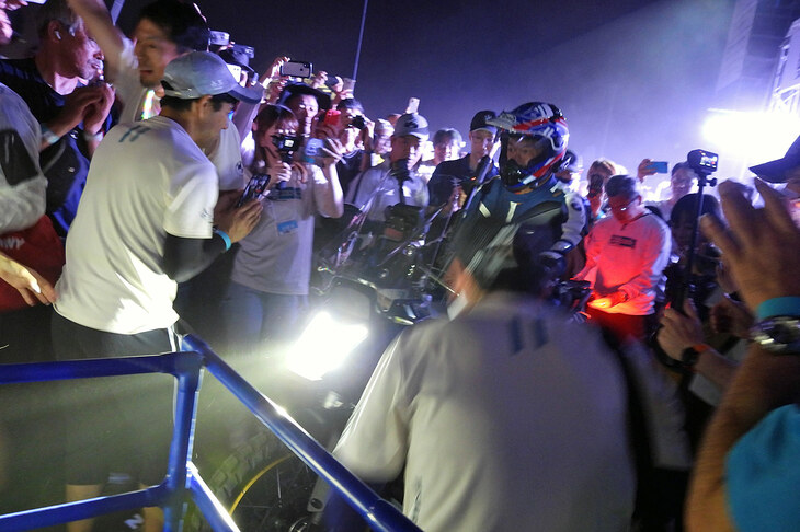 スタッフ先導のもと、ステージ前に集まった来場者の間を走る「R1300GSアドベンチャー」。この演出に、会場は大盛り上がりだった。