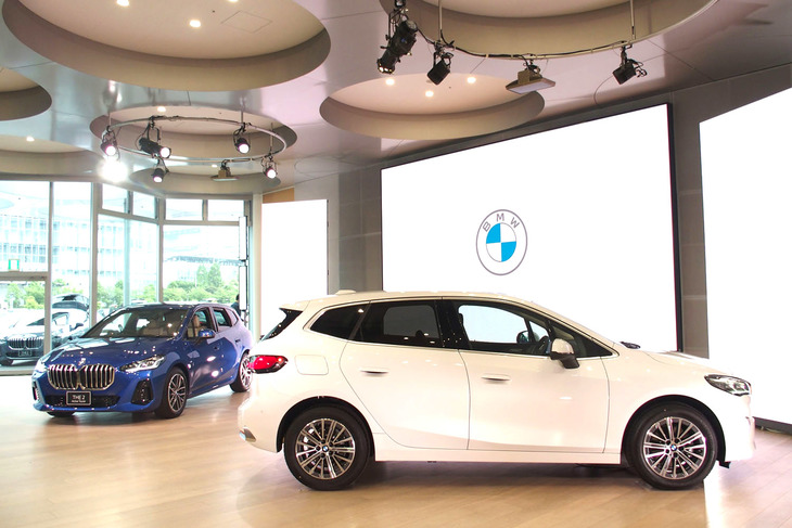 発表会場に展示された「218iアクティブツアラー エクスクルーシブ」（右）と「218dアクティブツアラーMスポーツ」（左）。