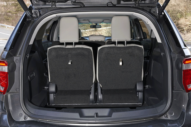 荷室の容量は7人乗車時で595リッター。2列目および3列目シートを折りたたむことで、最大2285リッターにまで拡大できる。（写真をクリックすると荷室のアレンジが見られます）