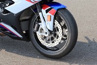 「Mパッケージ」仕様車には、軽量・高剛性なカーボン製のホイールがおごられる。試乗車には、メッツラーの「レーステックRR」タイヤが組み合わされていた。