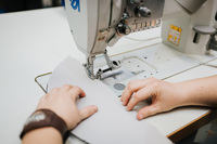 ナッパレザーのシートも人の手によって仕立てられている。