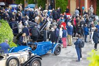 時間が空いたら、さっそく気になるクルマを見学に会場を散策。同好の士との会話も盛り上がる。