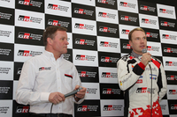 「次戦スウェディッシュラリー（スウェーデン）の見込みは？」という質問に対し、ラトバラ選手（写真右）は「トップ5が目標で、表彰台に登れたらラッキー」。その横から「ホントは勝つつもりだよ～」とマキネン代表がおちゃめに突っ込みを入れるシーンもあった。
	 