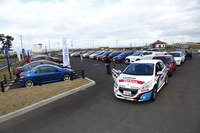 「プジョー・ライオン・ラリー」はスピードを競う競技ではなく、一定区間を正確な時間で走るレギュラリティーラン形式をとる。